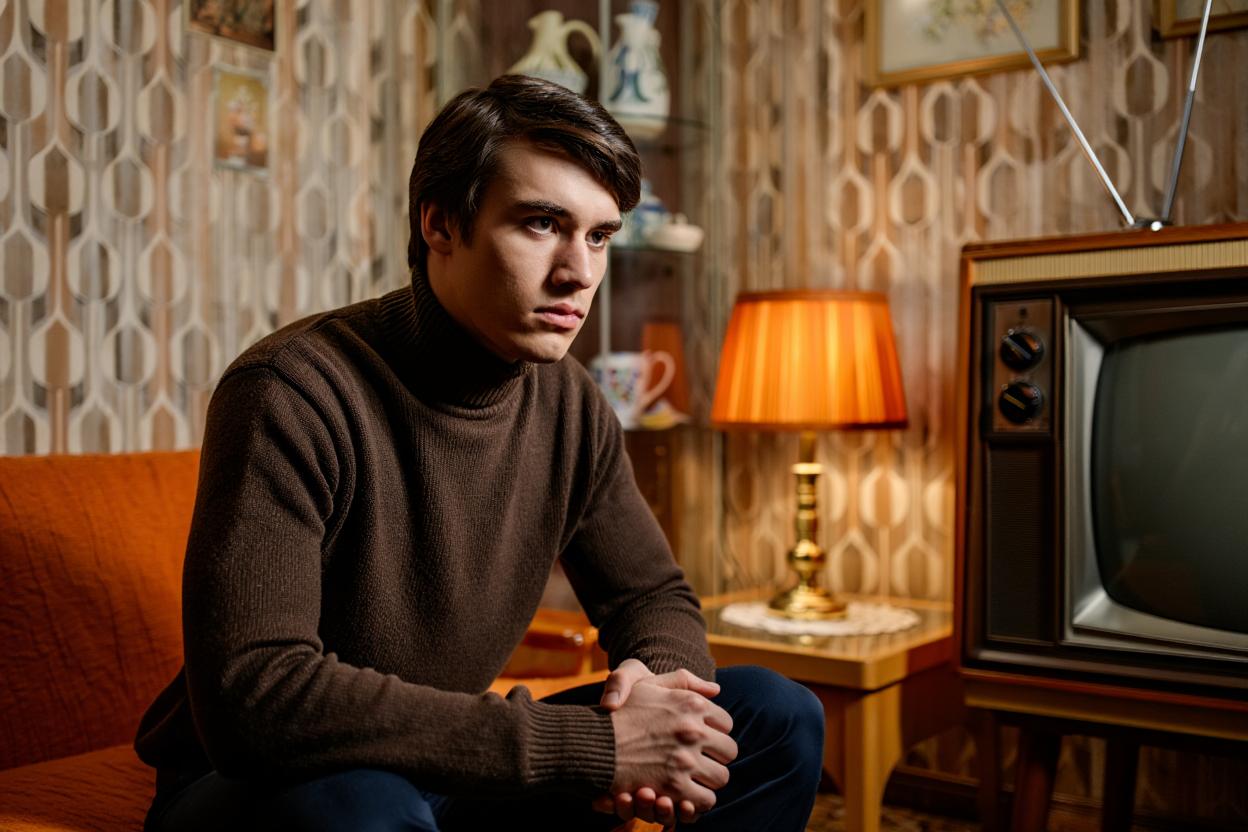 Мужчина сидит на диване