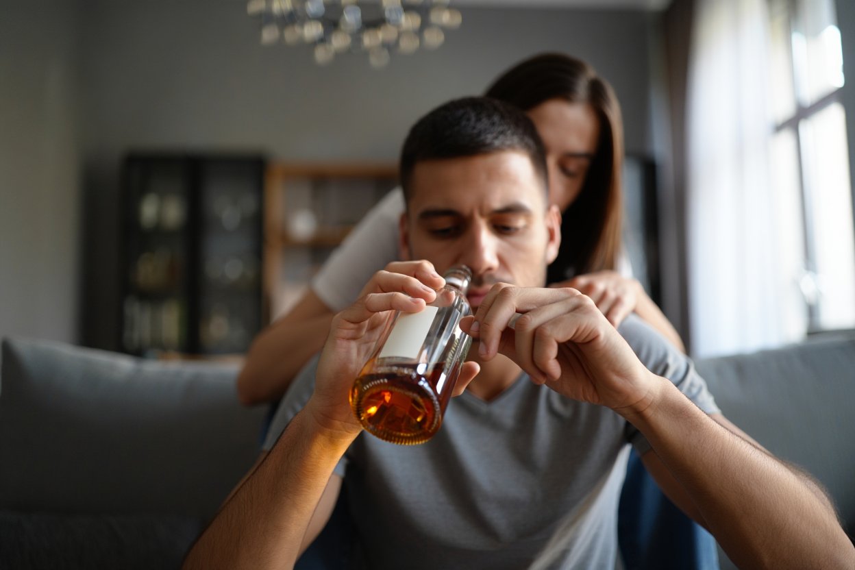 Девушка обнимает алкоголика