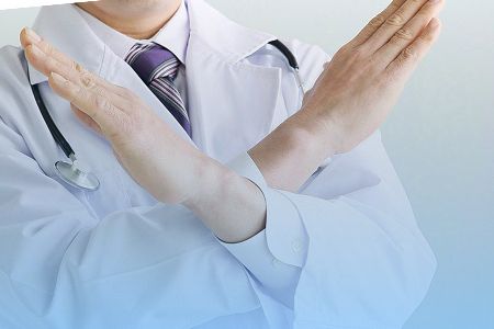 Мужчина врач скрестил руки